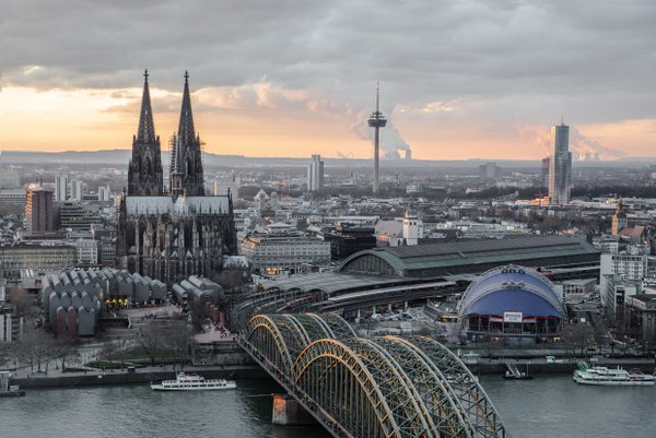 Köln von oben Dämmerung